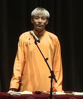 在德云社烧饼相声专场沈阳站中表演相声《论捧逗》