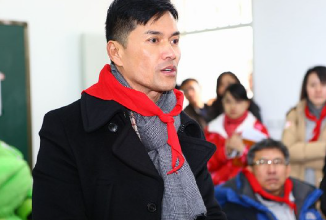 吕良伟戴红领巾