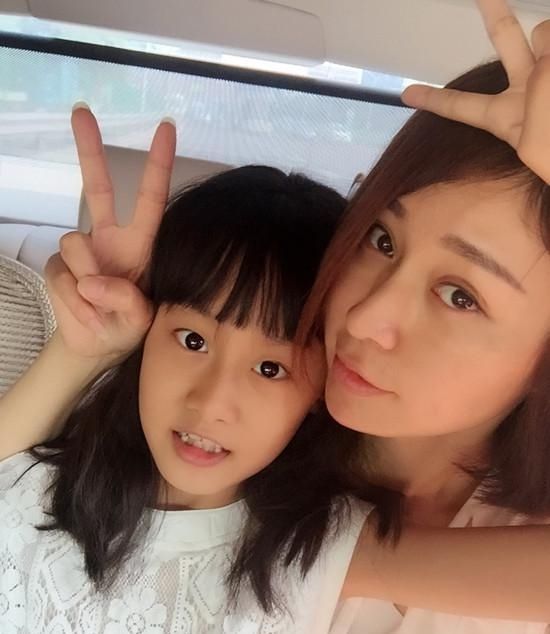 杨雨婷与女儿合照