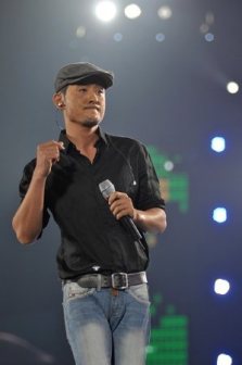 演出中的阿宝